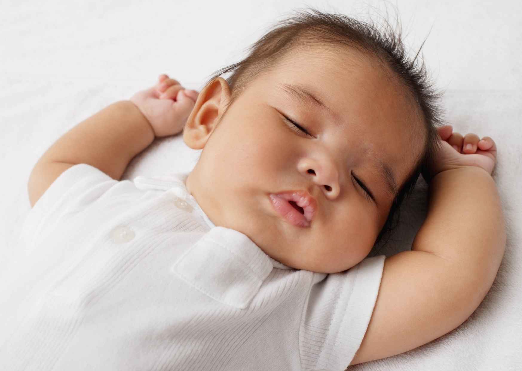 Bébé dort paisiblement