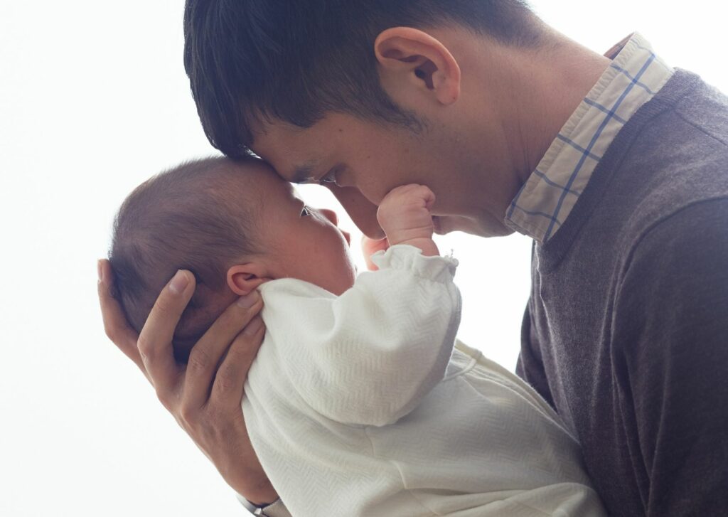 Papa avec son nouveau né