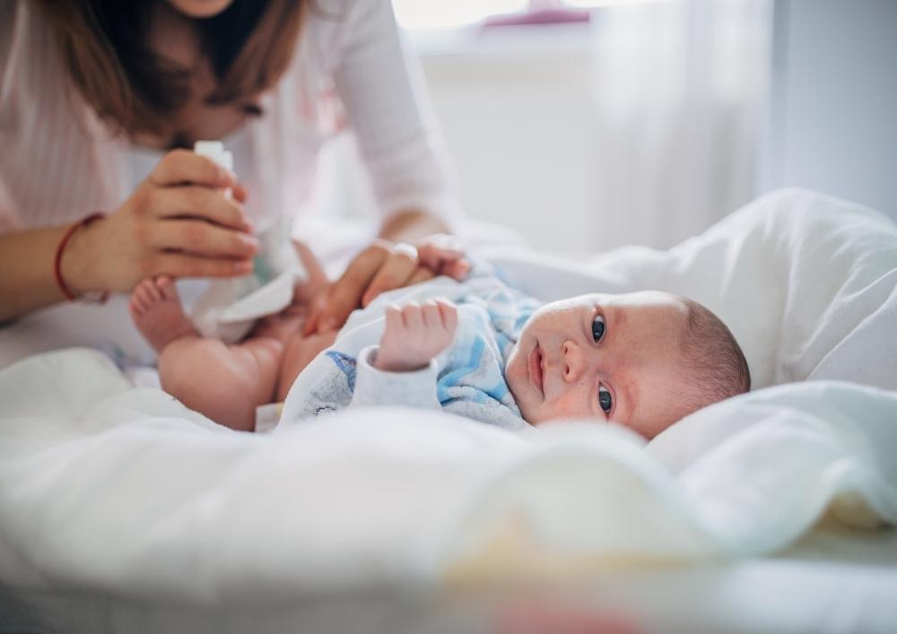 bons gestes et étapes pour prendre soin du cordon de bébé