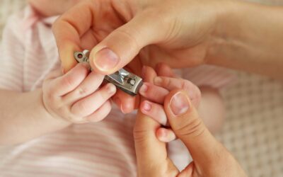 Guide : limer et couper les ongles de bébé en toute sécurité