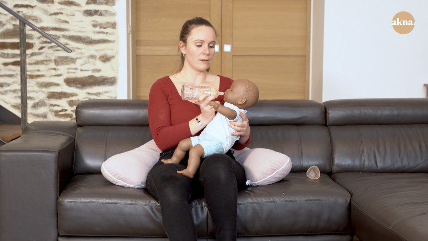 Vidéo : comment nourrir confortablement son bébé ?