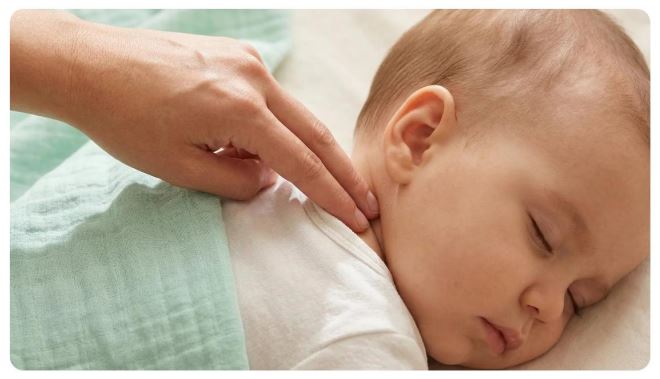 Illustration pour montrer où placer ses doigts pour vérifier température nuque de bébé