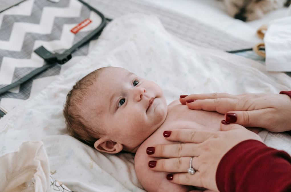 Bébé qui regarde sa maman durant le ch