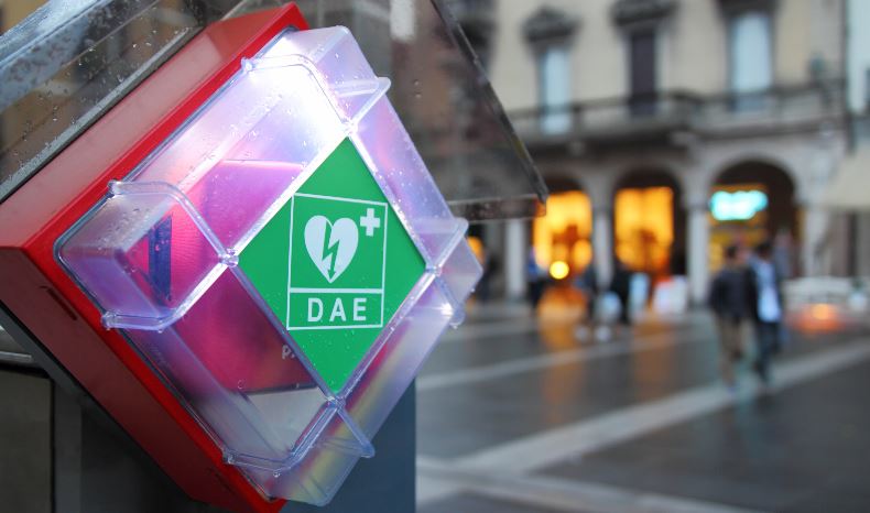 Image qui montre ce qu'est un Défibrillateur Automatisé Externe (DAE)