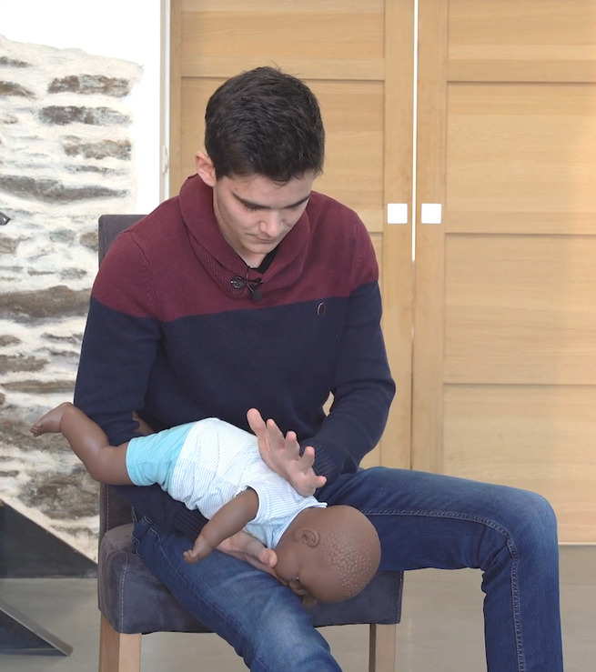 Visuel des gestes - 5 claques dans le dos en cas d'étouffement bébé