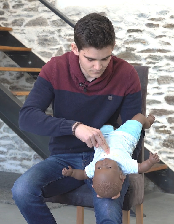 Visuel Etouffement bébé - 5 compressions thoraciques
