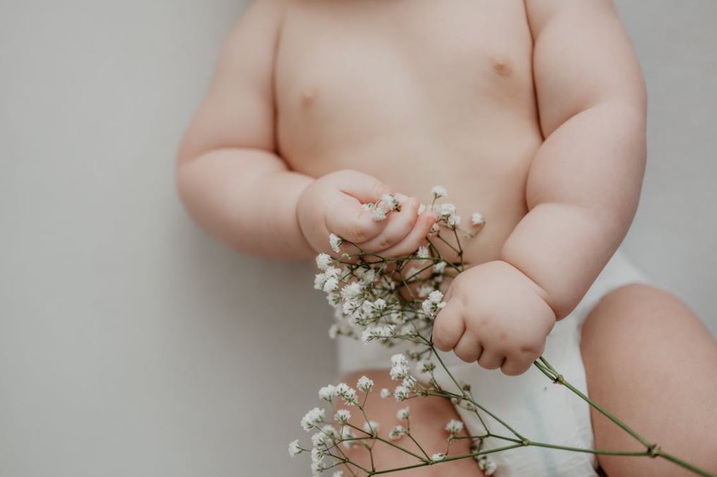 Comment protéger la peau sensible de bébé durant le changement de couche
