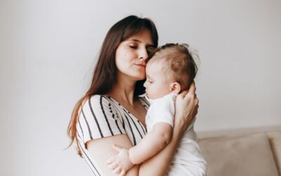 Premiers secours bébé : réagir face aux brûlures et hémorragies
