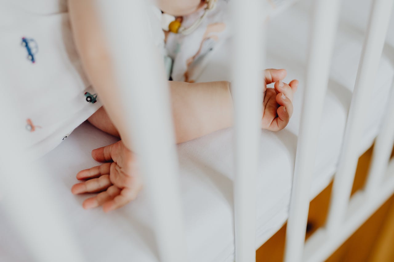 Guide pour savoir comment habiller bébé la nuit : quel vêtement, gigoteuse, température.